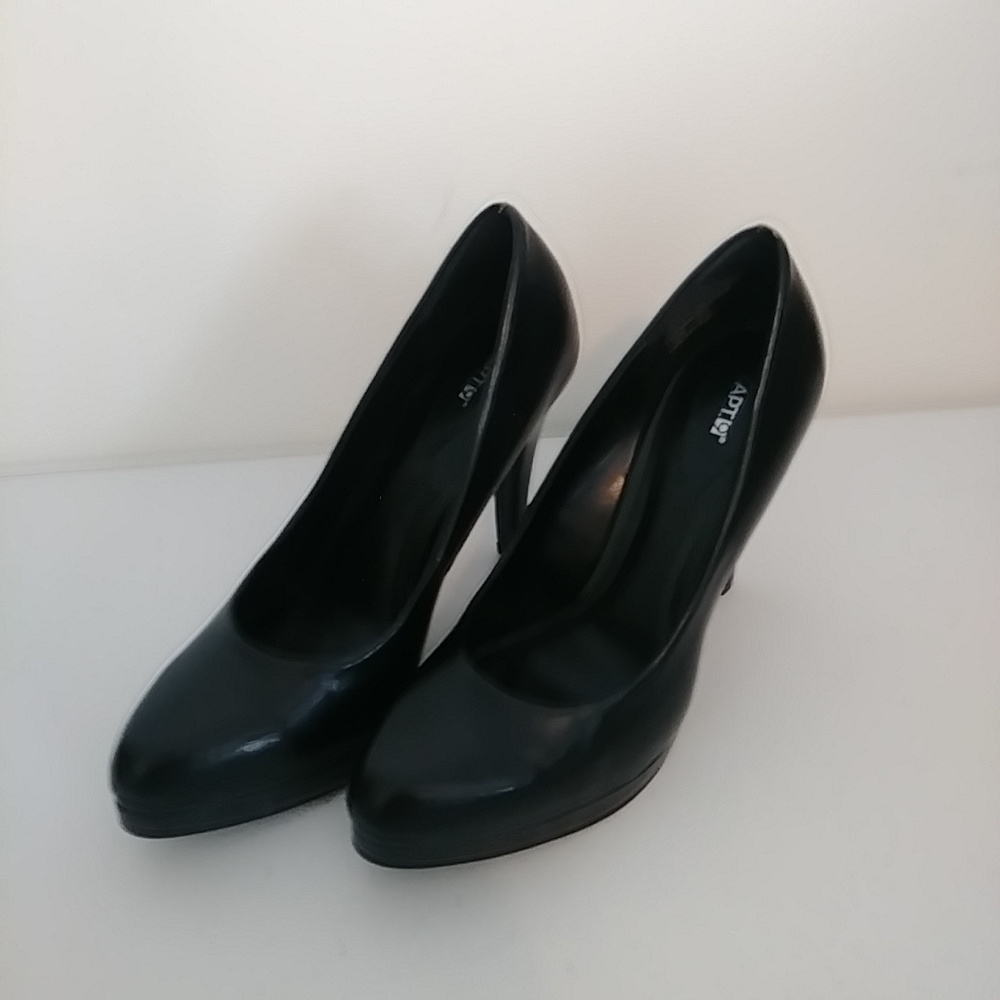 Apt 9 Pumps EUC Size 6.5 Karsen Black Like New